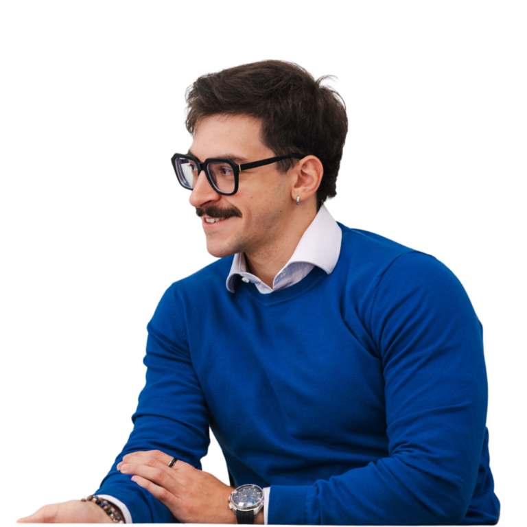 Roberto Lo Magno, con occhiali e maglione blu